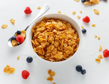 Sabah sağlıklı kahvaltı tatlım Cornflakes ahududu, yaban mersini taze meyve ile
