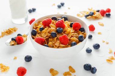 Sabah sağlıklı kahvaltı tatlım Cornflakes ahududu, yaban mersini taze meyve ile