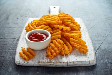 Beyaz ahşap tahta ketçap gevrek patates waffle kızartması