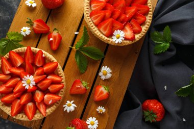 Çilek kremalı tart camomiles, yaz tema ile ahşap tepsi fırından yeni çıkmış