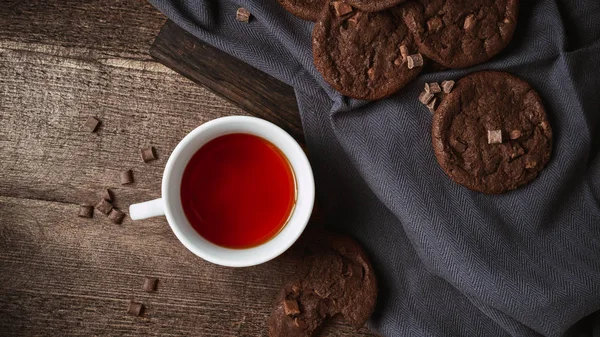 Läckra välsmakande choklad cookies med varmt te — Stockfoto