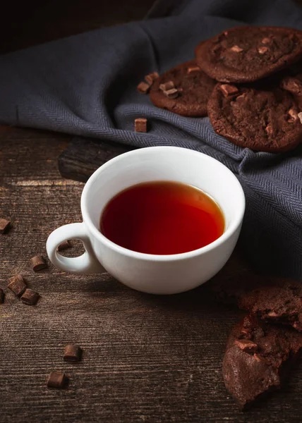 Heerlijke lekkere chocolade koekjes met hete thee — Stockfoto