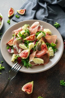 Taze incir salam, yeşil mix ve bir tabak içinde peynir salatası