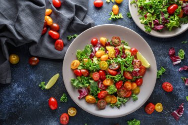 Taze kiraz domates karışımı salata marul, limon, limon, karabiber ve deniz tuzu. sağlıklı gıda
