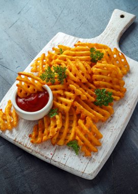 Beyaz ahşap tahta ketçap gevrek patates waffle kızartması