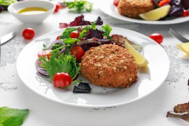 Ana sayfa balık köftesi somon, ıspanak ve patates yaptı. plaka sebze ile servis