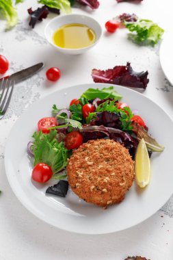 Ana sayfa balık köftesi somon, ıspanak ve patates yaptı. plaka sebze ile servis