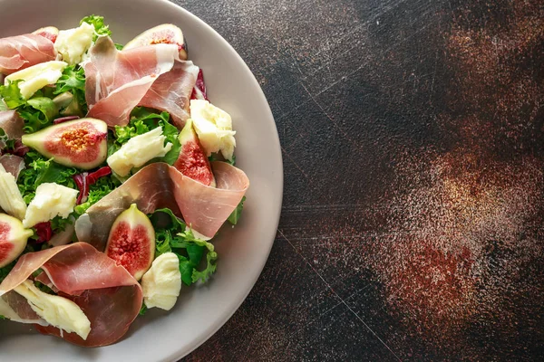 Taze incir salam, yeşil mix ve bir tabak içinde peynir salatası