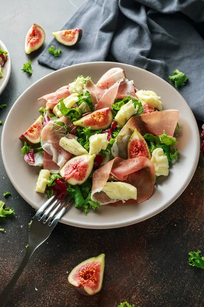 Taze incir salam, yeşil mix ve bir tabak içinde peynir salatası