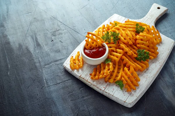 Beyaz ahşap tahta ketçap gevrek patates waffle kızartması