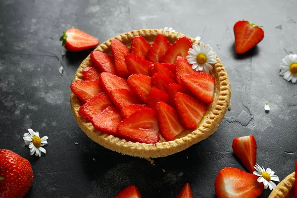 Crostate di crema pasticcera alla fragola appena sfornate su vassoio di legno con camomille, tema estivo — Foto Stock