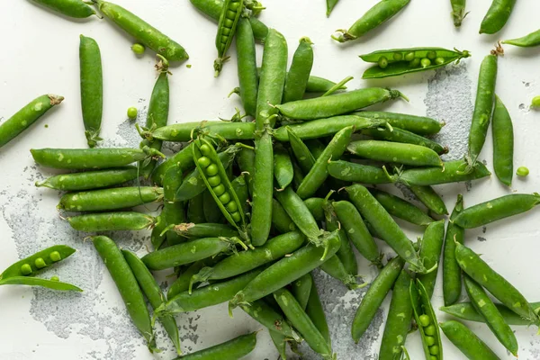 Raw Fresh Green Peas. summer organic healthy food — Stock Photo, Image