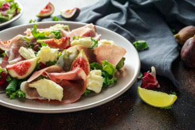 Taze incir salam, yeşil mix ve bir tabak içinde peynir salatası