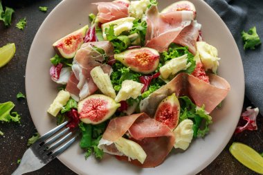 Taze incir salam, yeşil mix ve bir tabak içinde peynir salatası