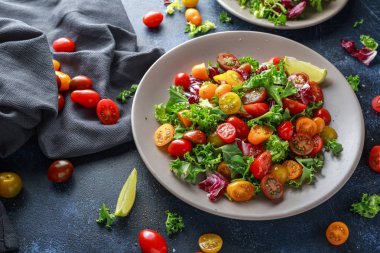 Taze kiraz domates karışımı salata marul, limon, limon, karabiber ve deniz tuzu. sağlıklı gıda