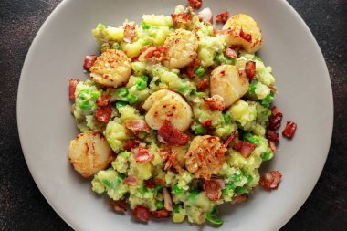 Fried tarak püre patates, yeşil bezelye ve pastırma ile