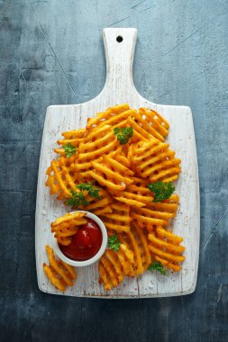 Beyaz ahşap tahta ketçap gevrek patates waffle kızartması