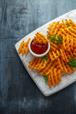 Beyaz ahşap tahta ketçap gevrek patates waffle kızartması