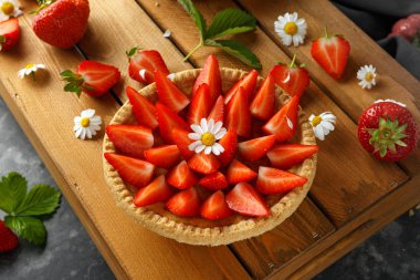 Çilek kremalı tart camomiles, yaz tema ile ahşap tepsi fırından yeni çıkmış
