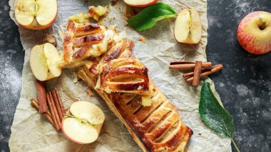 Taze pişmiş elma ve tarçın strudel kagit üzerinde