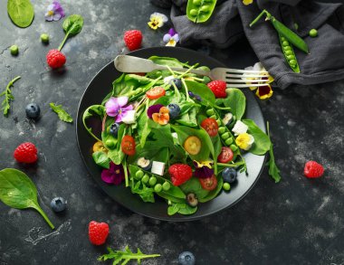 Yenilebilir çiçekler, ıspanak, böğürtlen, ahududu, tatlı bezelye, cherry domates ve beyaz peynir ile yaz salatası