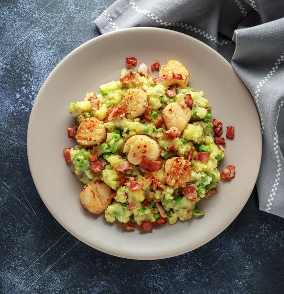 Capesante fritte con purè di patate, piselli verdi e pancetta — Foto Stock