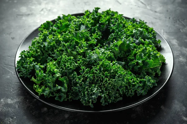 Col rizada verde recién recogida orgánica cruda en un plato —  Fotos de Stock
