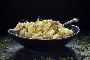 Sıcak patates salatası turşusu siyah bir plaka ile