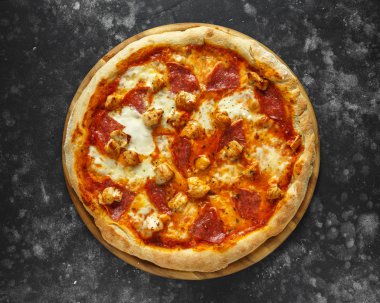 Salam ve erimiş mozzarella peyniri ile tepesinde tavuk rustik pizza ev yapımı