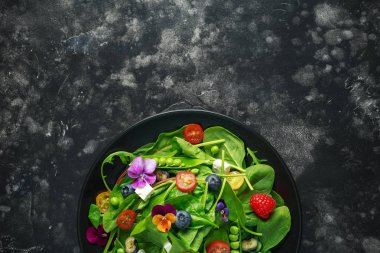 Yenilebilir çiçekler, ıspanak, böğürtlen, ahududu, tatlı bezelye, cherry domates ve beyaz peynir ile yaz salatası