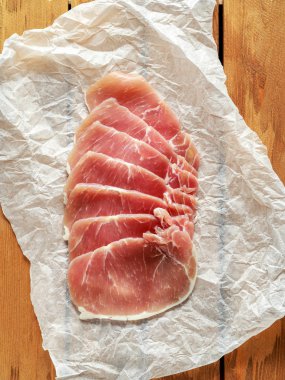 Kasaplar ücretsiz aralığı ham yalın unsmoked pastırma domuz madalyonlar ve tavuk yumurta ahşap kutu üzerinde yapılan