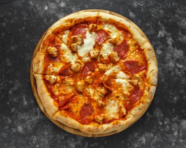 Salam ve erimiş mozzarella peyniri ile tepesinde tavuk rustik pizza ev yapımı