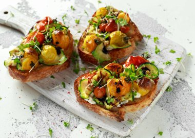 Pişmiş tatlı kiraz domates ve ızgara zucchinin şeritler ile sağlıklı tost balsamik sirke ile drizzled