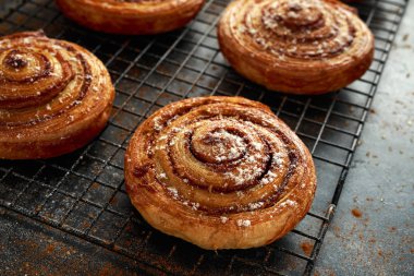 Krema şeker ile tarçın swirls fırından yeni çıkmış