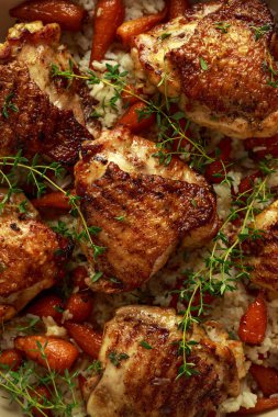 Ücretsiz aralığı Tavuk uyluk pirinç ve ballı chantenay havuç tavada sırlı