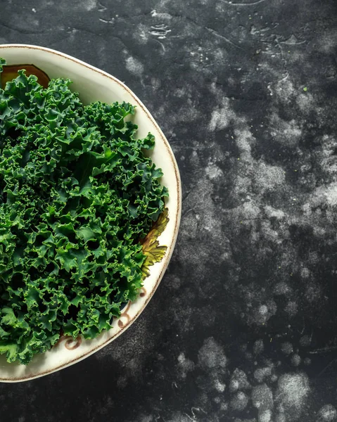 Ham Organik taze yeşil kıvırcık lahana bir tabak içinde aldı — Stok fotoğraf