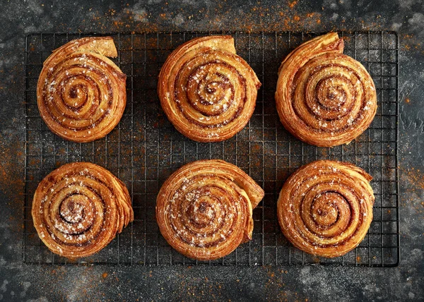 Redemoinhos de canela recém-assados com açúcar de confeiteiro — Fotografia de Stock