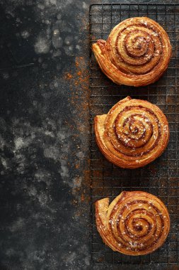 Krema şeker ile tarçın swirls fırından yeni çıkmış