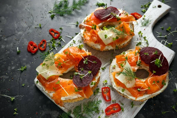 Füme Somon Simit Tost Peyniri Salatalık Şeritler Pancar Dereotu Tere — Stok fotoğraf