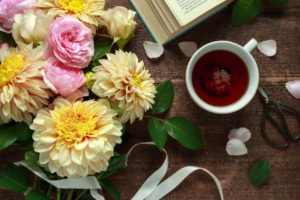 Yaz tema çay taze çekilmiş çiçek buketi ile: dahlias ve gül ahşap masa üzerinde. Rustik tarzı — Stok fotoğraf