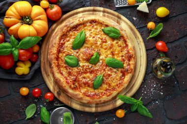 Taş fırında Pizza margherita çiftlik domates sos, parmesan ve mozzarella peyniri, fesleğen ile