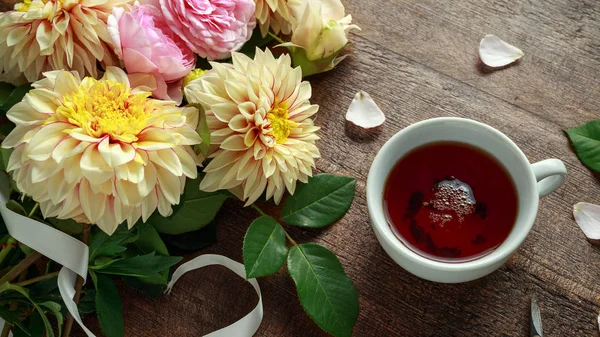Zomer thema thee met vers geplukte bloemboeket: Dahlia's en rozen op de houten tafel. Rustieke stijl — Stockfoto
