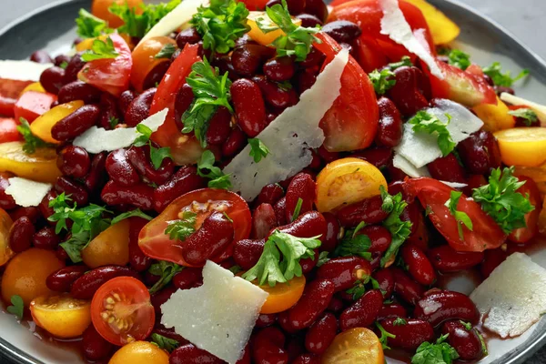 Judías rojas sanas y mezcla de peras rojas y amarillas orgánicas, ensalada de corazón de res y tomates cherry con virutas de queso picorino romano cubiertas con perejil — Foto de Stock