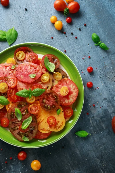 Ensalada de tomate colorida con reliquia, en forma de pera, corazón de res, tigerella, brandywine, cereza, tomates negros en un plato verde. alimentos saludables — Foto de Stock