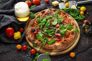 Taş fırında Pizza prosciutto jambonu, roka, parmesan ve mozzarella peyniri, bira