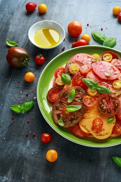 Renkli domates salatası Hatıra, armut şeklinde, sığır eti kalp, tigerella, yeşil bir tabak içinde brandywine, kiraz, siyah domates. sağlıklı gıda — Stok fotoğraf