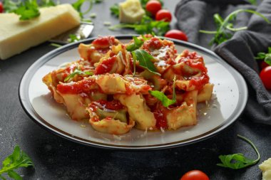 Ispanak ricotta vahşi roket ve parmesan Peynirli Ravioli, domates sos