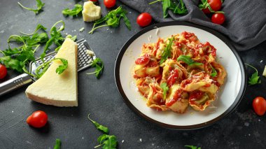 Ispanak ricotta vahşi roket ve parmesan Peynirli Ravioli, domates sos