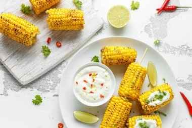 Izgara Mısır beyaz Meksika sos, biber ve limon ile. sağlıklı yaz gıda