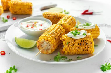 Izgara Mısır beyaz Meksika sos, biber ve limon ile. sağlıklı yaz gıda